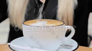不认识的金发女人在一杯咖啡里睡着了糖，卡布奇诺从棍子里睡着了。 防治糖尿病的概念